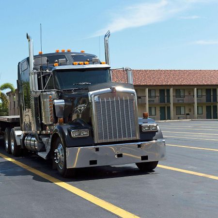Super 8 By Wyndham Riviera Beach West Palm Beach Bagian luar foto