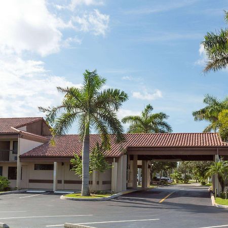 Super 8 By Wyndham Riviera Beach West Palm Beach Bagian luar foto