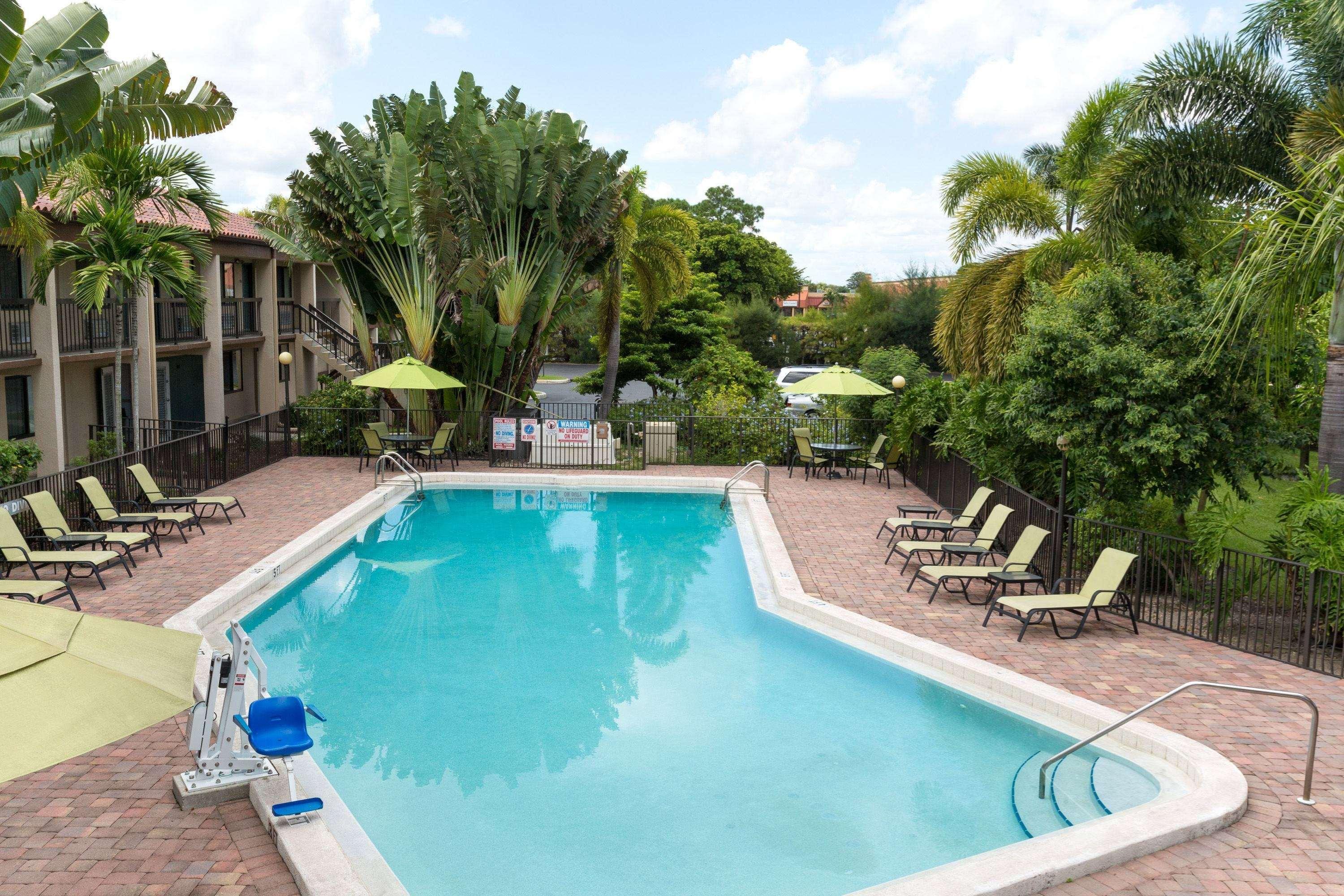 Super 8 By Wyndham Riviera Beach West Palm Beach Bagian luar foto