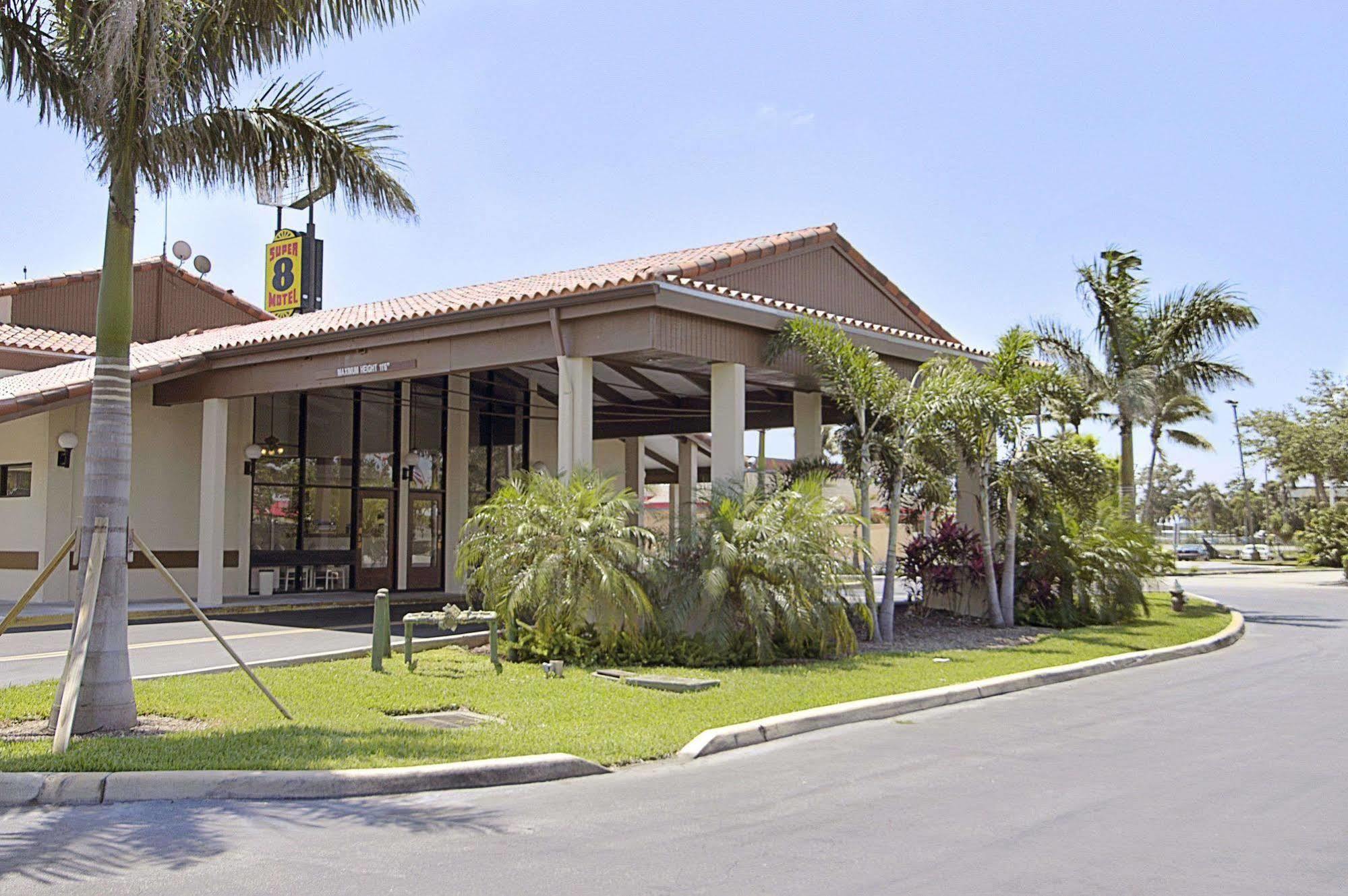 Super 8 By Wyndham Riviera Beach West Palm Beach Bagian luar foto