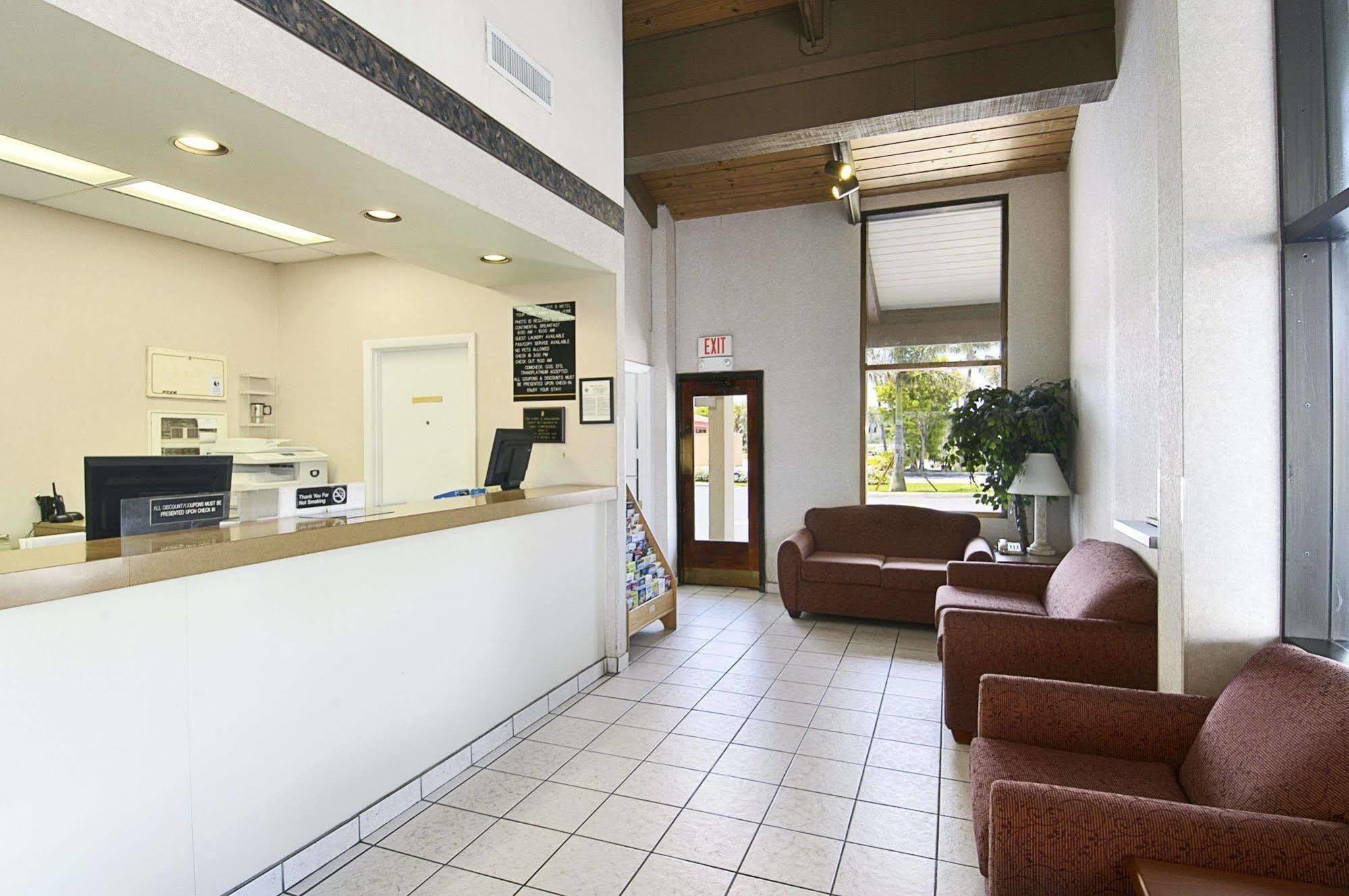 Super 8 By Wyndham Riviera Beach West Palm Beach Bagian luar foto