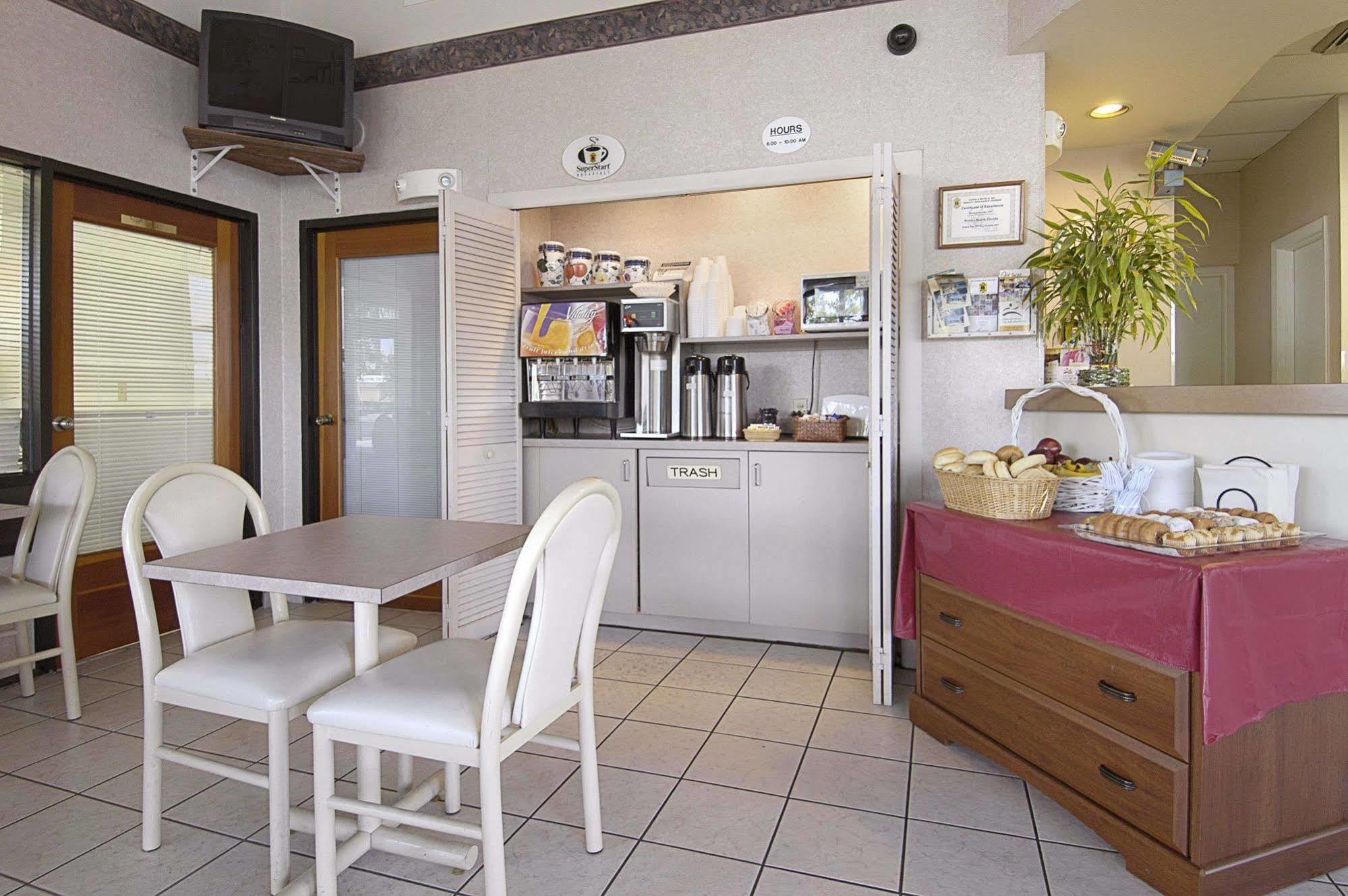 Super 8 By Wyndham Riviera Beach West Palm Beach Bagian luar foto