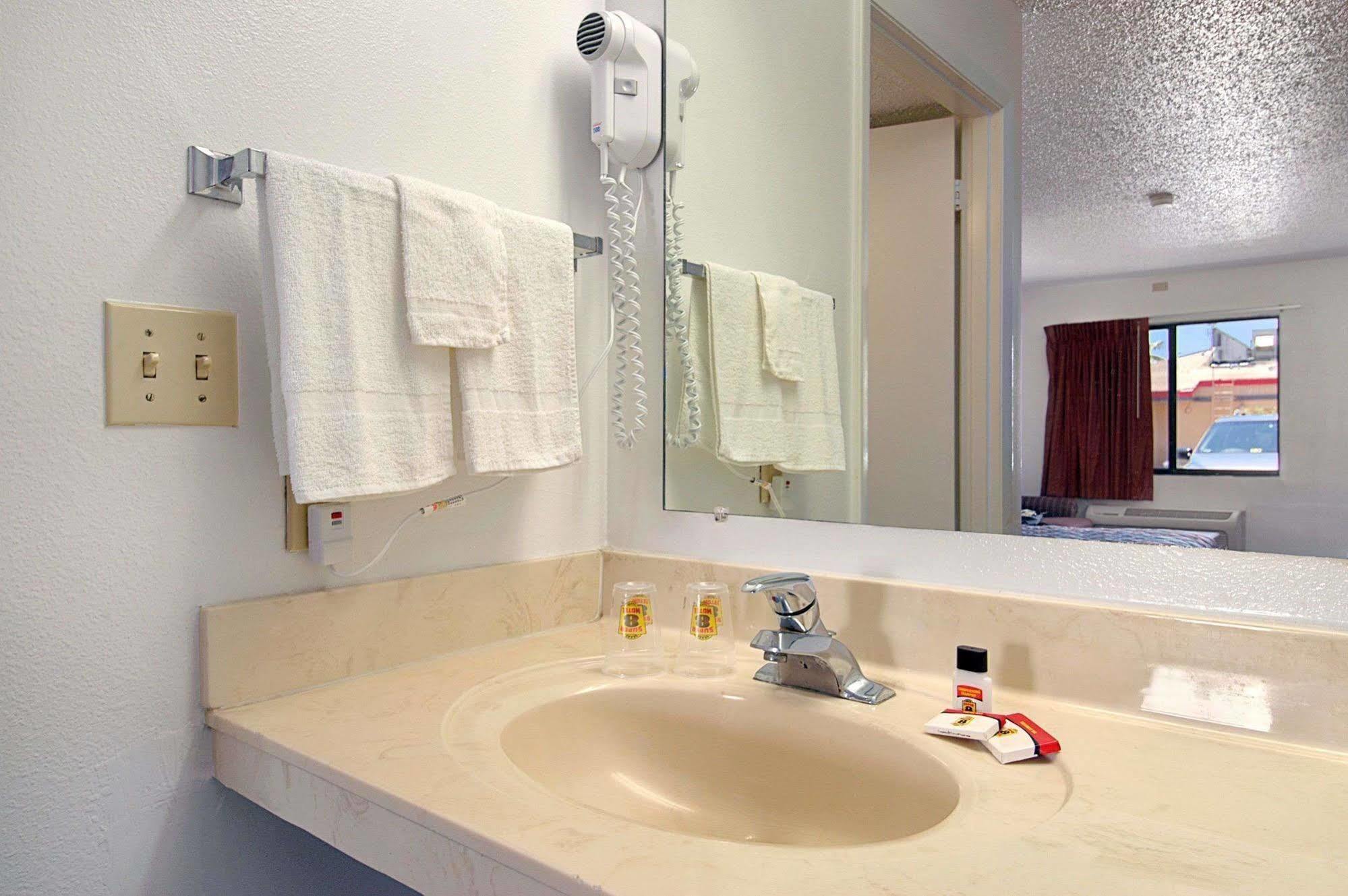 Super 8 By Wyndham Riviera Beach West Palm Beach Bagian luar foto