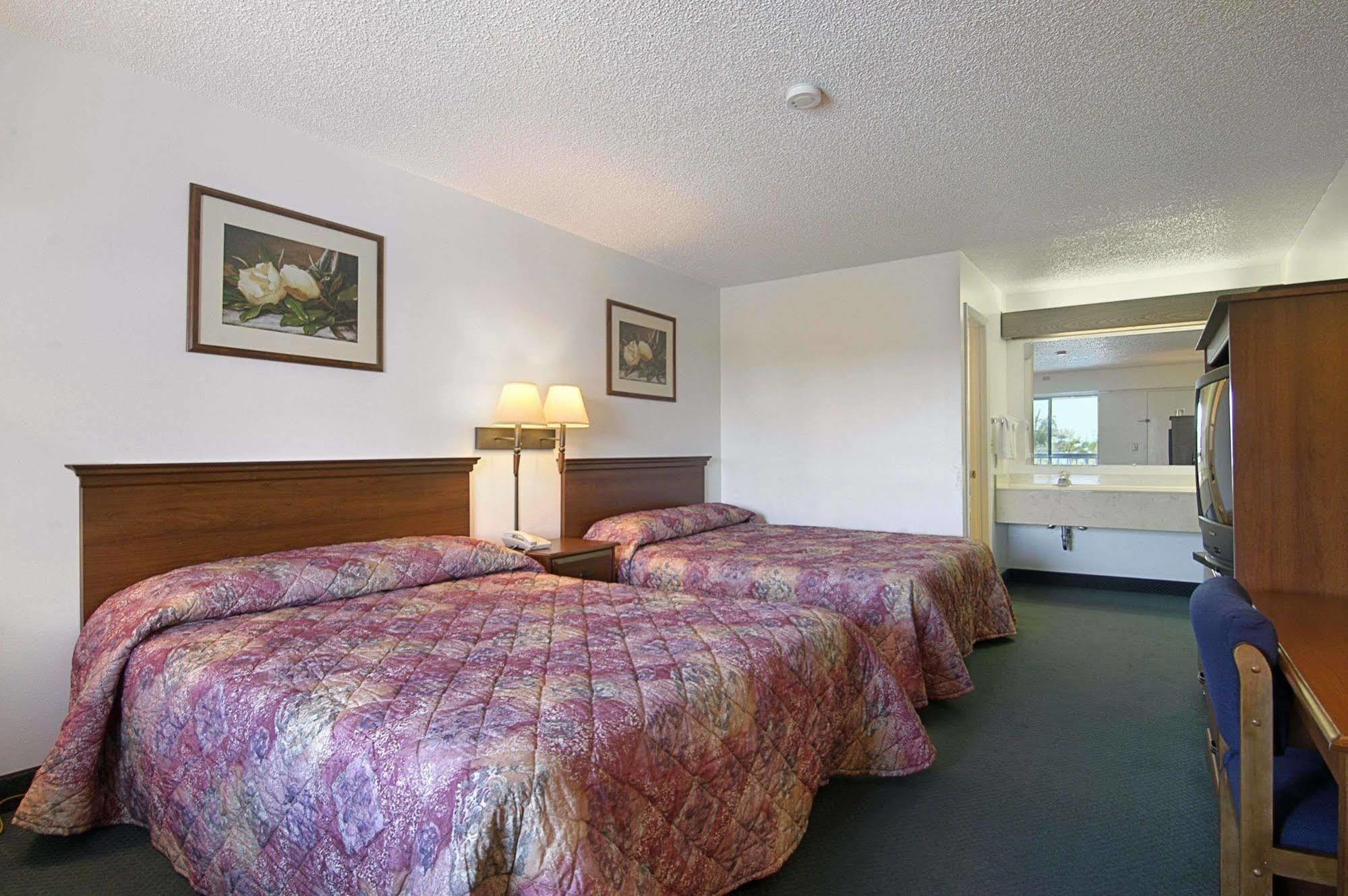 Super 8 By Wyndham Riviera Beach West Palm Beach Bagian luar foto