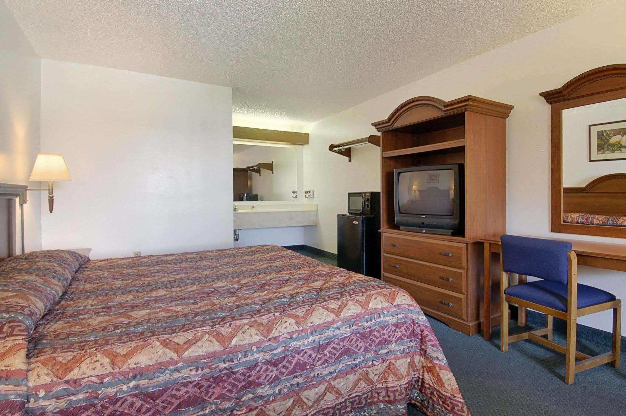 Super 8 By Wyndham Riviera Beach West Palm Beach Bagian luar foto